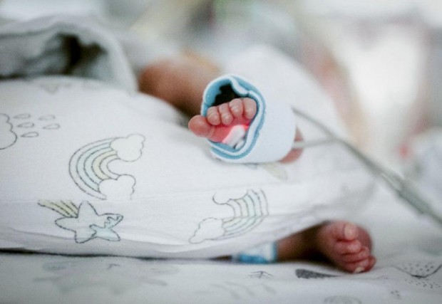 Седем полско британски родители посрещнаха пет нови бебета точно навреме за Свети
