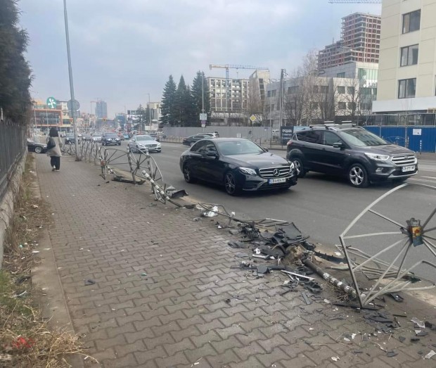 Шофьор отнесе металните ограждания на бул. "Черни връх" в София