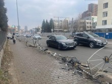 Шофьор отнесе металните ограждания на бул. "Черни връх" в София
