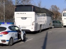 Кола удари два автобуса в Пловдив, момиче е откарано в болница!