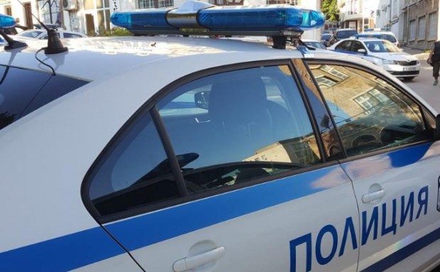 </TD
>Автомобил се заби в полицейска патрулка пред Националната художествена галерия в Благоевград.Инцидентът е станал около 14.00