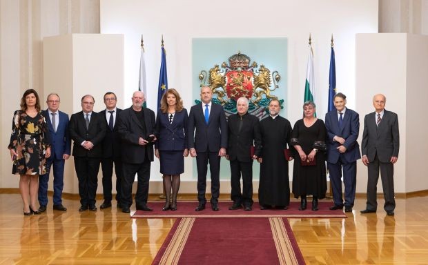Президентът Румен Радев удостои с висши държавни отличия изтъкнати дейци в