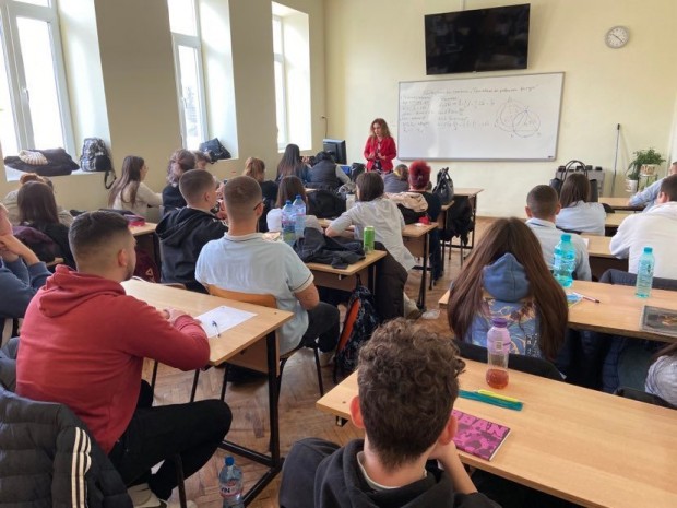 Съдия изнесе открит урок пред ученици от Варненска търговска гимназия