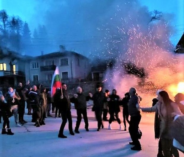 Дефиле показва най-страшните маски в пловдивско село