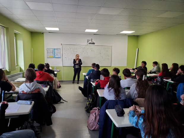 Бургаски ученици се запознаха с наказателната отговорност на малолетни и непълнолетни