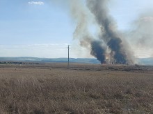 Пожар в сухи треви гори край Бургас