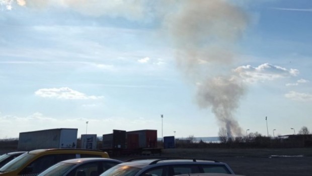TD Пожарът който вчера се разрази край кв Долно Езерово и