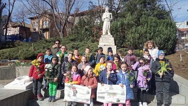 Стотици търновчета поднесоха цветя пред паметника на Левски