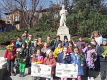 Стотици търновчета поднесоха цветя пред паметника на Левски