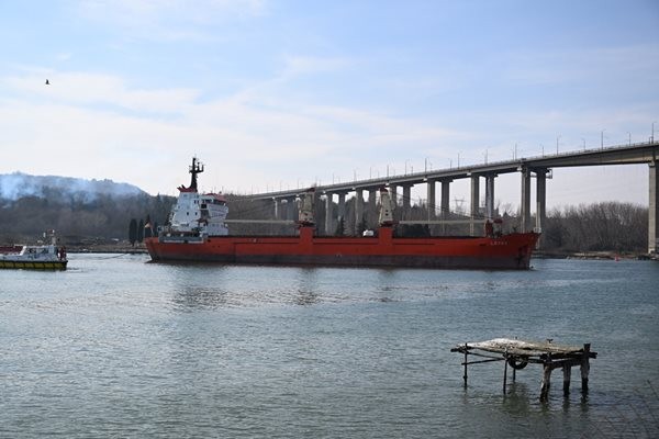 Кораб заседна днес в канала свързващ Черно море с Варненското