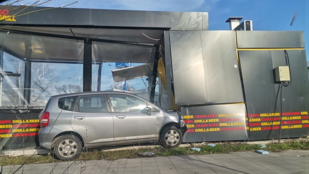 Лек автомобил катастрофира в обект за бързо хранене в Бургас