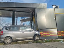 Лек автомобил катастрофира в обект за бързо хранене в Бургас