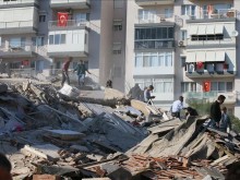 Изпаднал от прозорец телефон по време на труса спаси четирима души в Турция