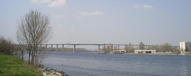 Изтеглиха корабът, заседнал до Аспаруховия мост във Варна