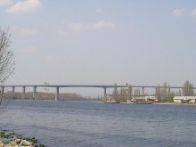 Изтеглиха корабът, заседнал до Аспаруховия мост във Варна