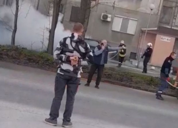 TD Кола изгоря като факла пред жилищен блок в Пловдив