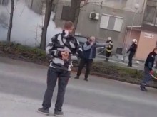 Кола изгоря пред жилищен блок в Пловдив