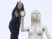 Млада художничка възстанови скулптура в Приморско