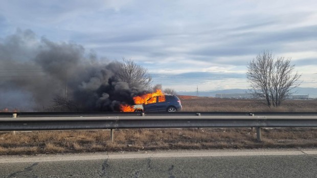 Автомобил гори преди Горни Богров