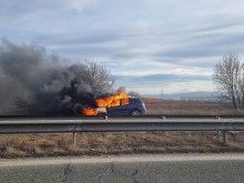Няма пострадали хора, след като автомобил се запали в движение преди Горни Богров