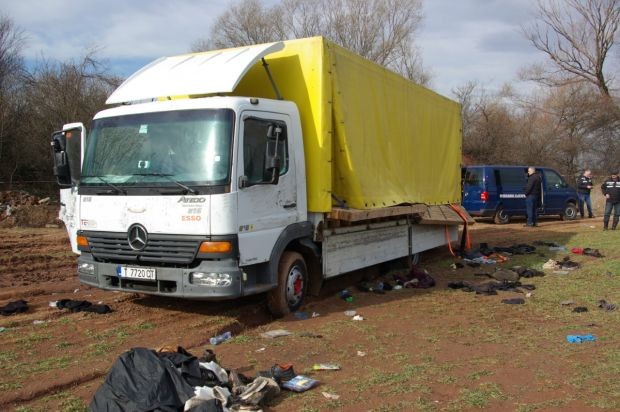 Тайник с 52 мигранти е имал камионът ковчег, 18 са загинали от задушаване