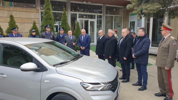 They handed over the car key to the Minister of the Interior