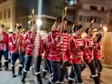 Ученици проведоха факелно шествие в Бургас в памет на Левски