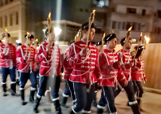 </TD
>Ученици проведоха факелно шествие в Бургас в памет на Левски,