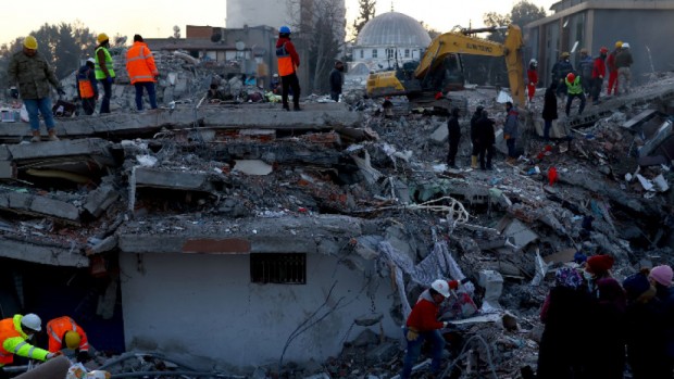 Трима души бяха спасени в Турция 13 дни след земетресението