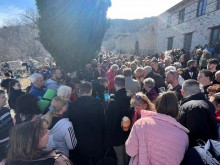 Стълпотворение от хора пред Мулдавския манастир заради Левски