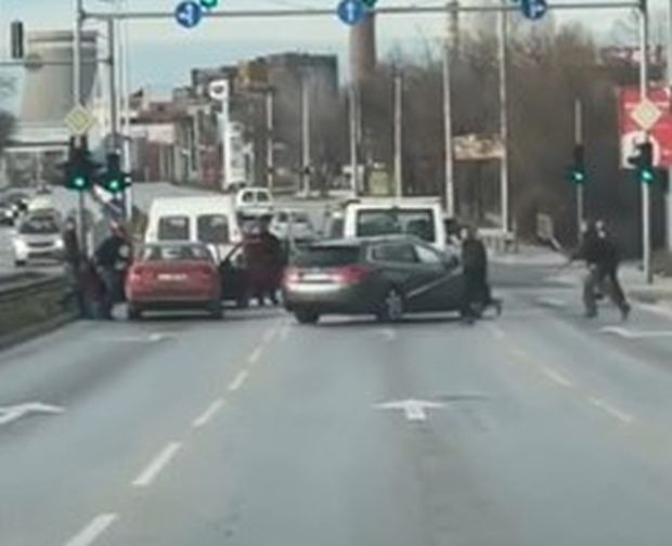 След боя с пръчки на пловдивски булевард: Един е ранен, МВР издирва участниците
