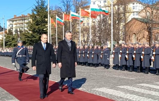 Румен Радев посрещна президента на Черна гора Мило Джуканович на площад "Св. Ал. Невски"