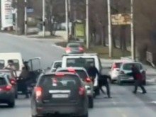 Има арестувани за масовия бой на оживен път в Пловдив