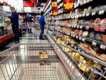 Цената на олиото и кашкавала намалява, краставиците стават все по-скъпи
