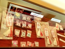 Изложба-базар на мартеници подредиха в търновската библиотека