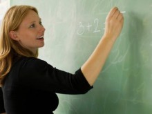 Учителите ликуват - вдигат им заплатите с много, и то със задна дата