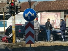 Неравностойна битка между скутер и автомобил на бул. "Данаил Николаев" и ул. "Злетово"