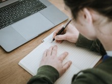 Преподаватели с изискване към МОН