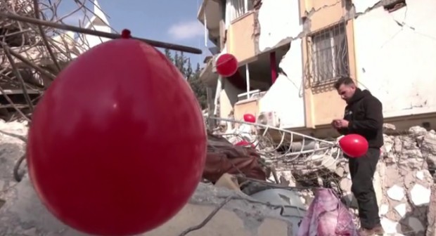 Хиляди балони се появиха насред развалините в разрушените сгради в
