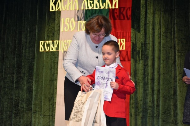 Кметът на Ловеч към участниците в конкурса-рецитал за Левски: Вие сте бъдещето на България
