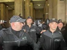 Под засилена охрана доведоха в съда каналджиите, задържани по случая "Локорско"
