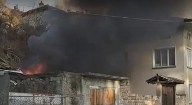 Възрастен мъж е обгазен при пожар в Кюстендил
