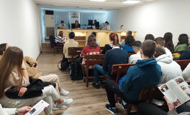 Eдинадесетокласници от Трета ПМГ посетиха Районен съд - Варна