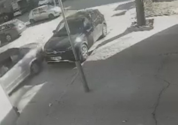 TD Слаб шофьор удари паркиран автомобил докато сам опитва да спре
