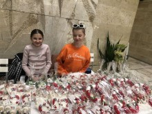 В помощ на бедните: Часове наред ученици от Второ училище в Благоевград плетат мартеници с кауза