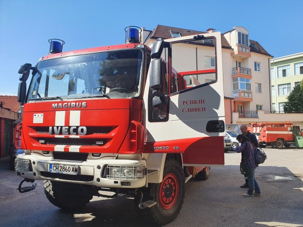Сливенски погарникари са помогнали на БЧК за товарене на контейнер с хуманитарна помощ