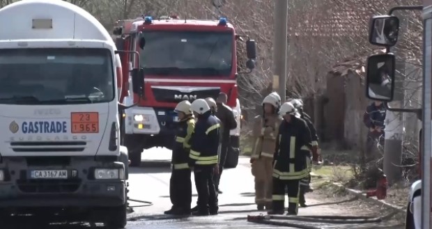 Цистерна с газ пламна в хасковското село Горски извор Пламъците