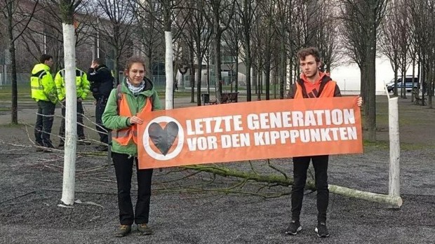 Екоактивисти отсякоха дърво пред Канцлерството в Берлин