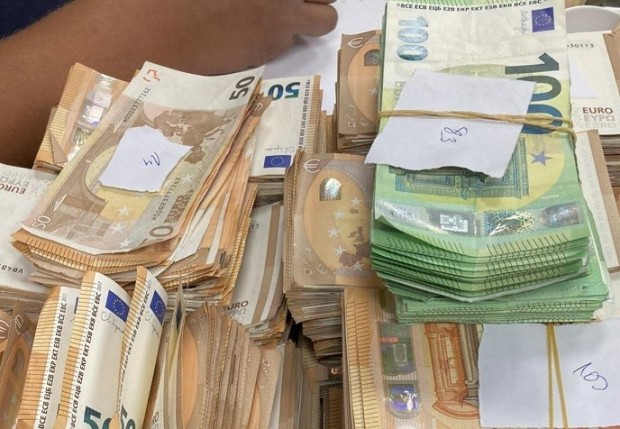 Недекларирана валута за над 70 000 лева откриха на митницата в Малко Търново