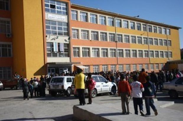</TD
>7-класник от ОбУ Пенчо Славейков в Пловдив се подхлъзнал на училищните
